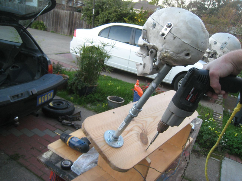 Illustration for article titled Make Your Own Animatronic Screaming Skull Brake Lights With Junkyard Parts!